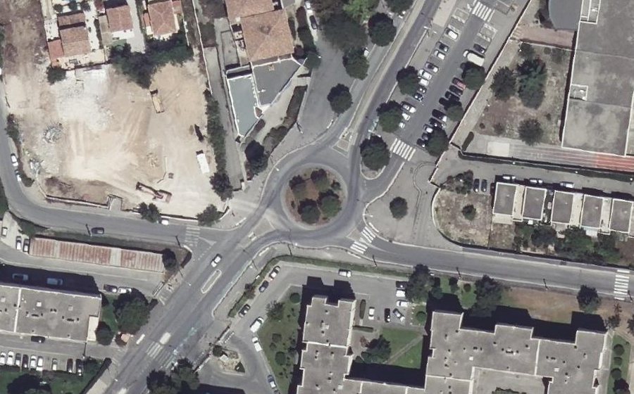 Vue aérienne du Rond-point anonyme n°112797631