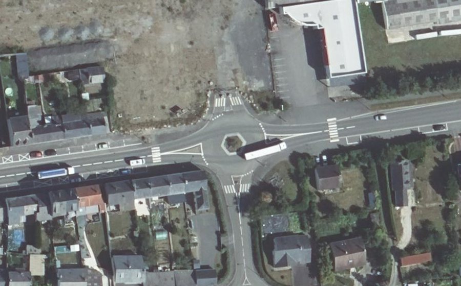 Vue aérienne du Rond-point anonyme n°112865204