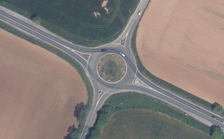 Vue aérienne du Rond-point anonyme n°112883128