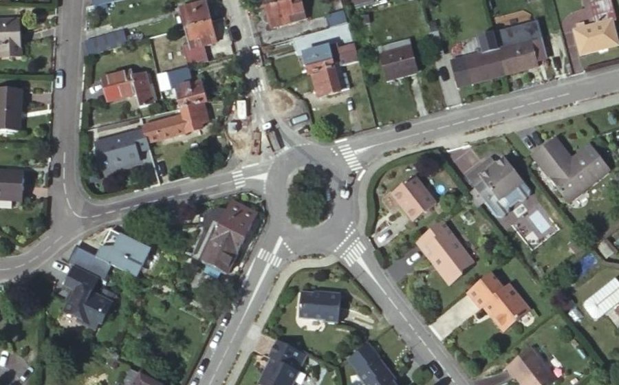 Vue aérienne du Rond-point anonyme n°112883191