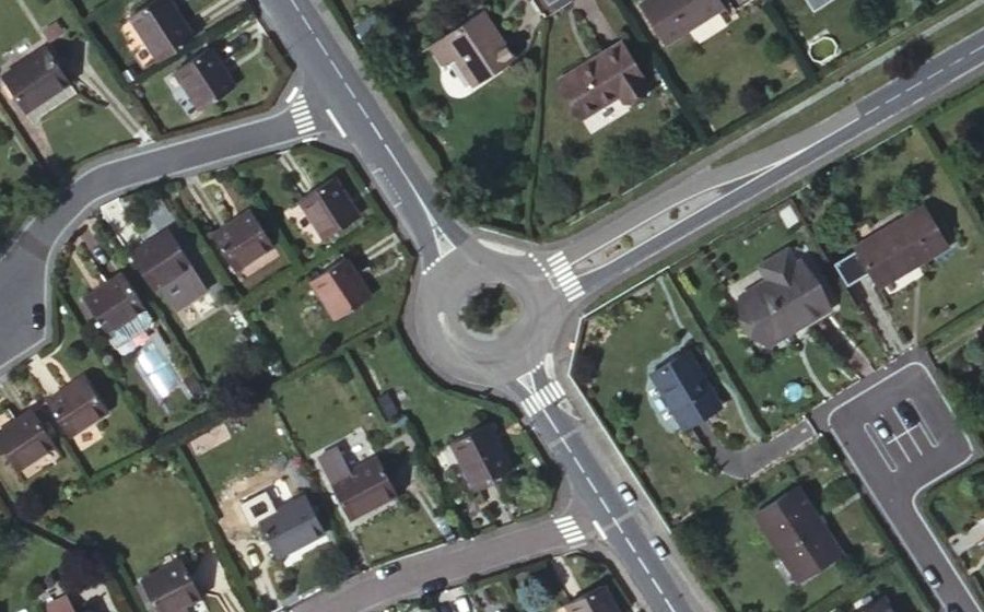 Vue aérienne du Rond-point anonyme n°112883194
