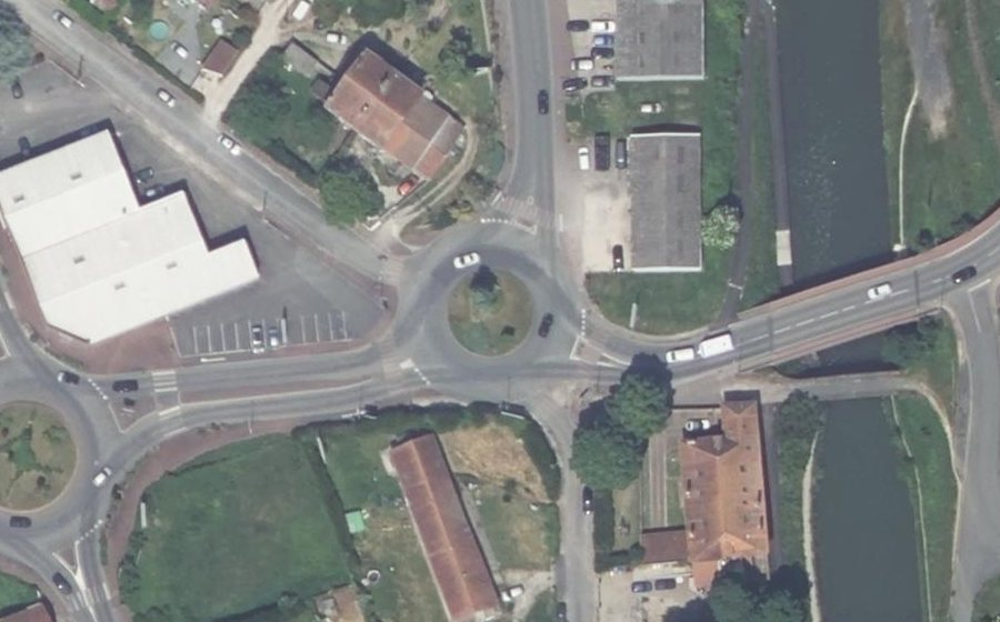 Vue aérienne du Rond-point anonyme n°112951250