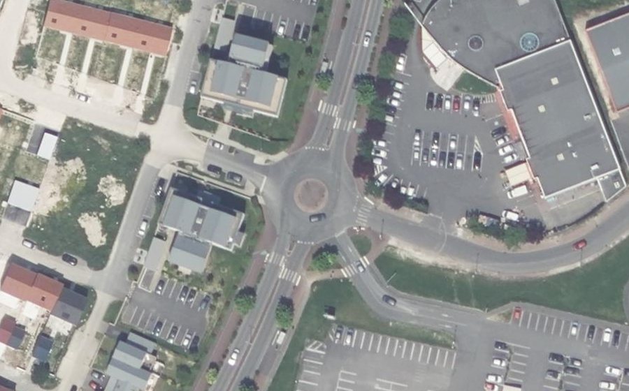 Vue aérienne du Rond-point anonyme n°112951520