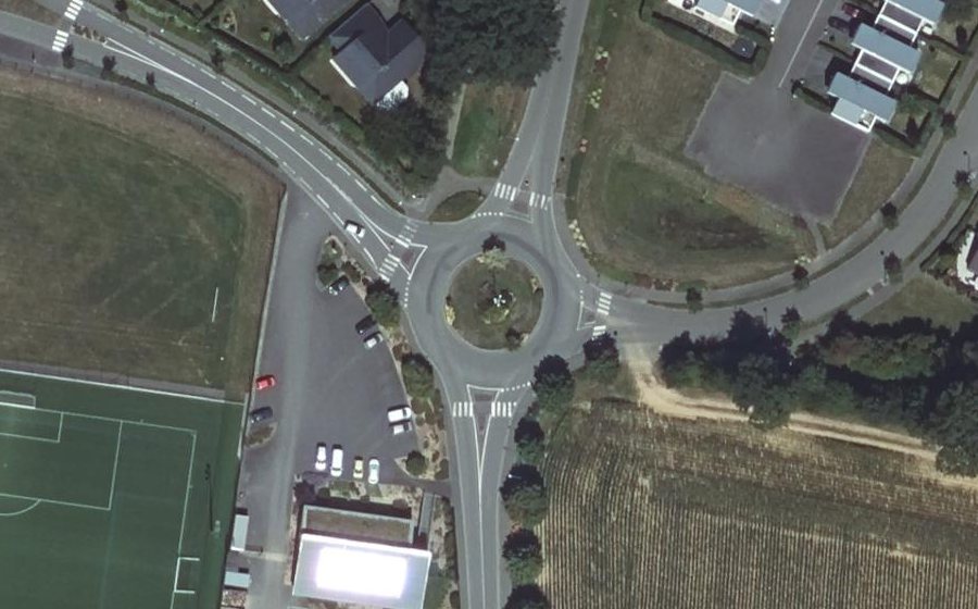 Vue aérienne du Rond-point anonyme n°112975890
