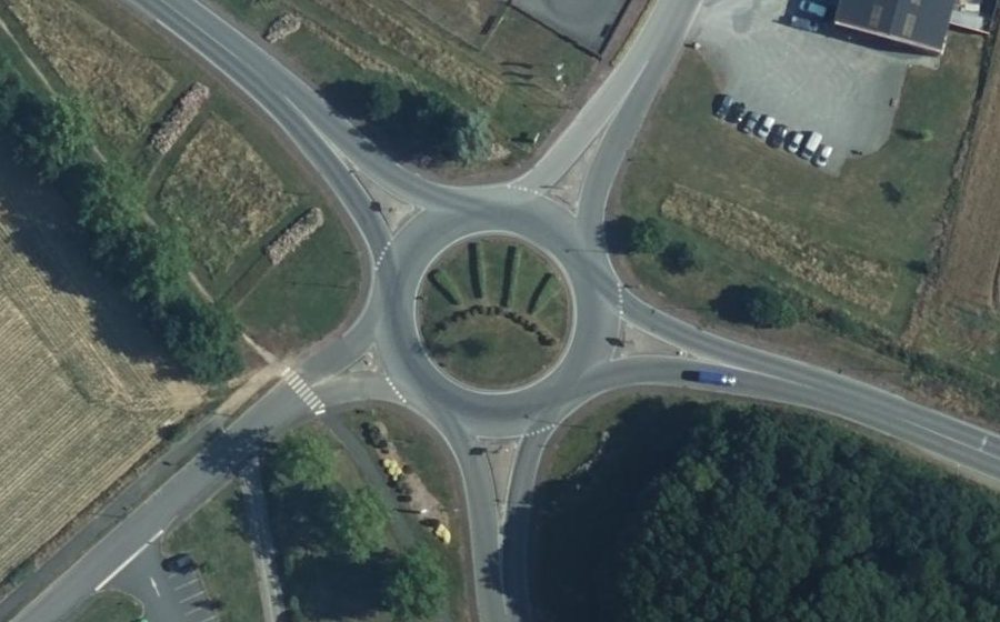 Vue aérienne du Rond-point anonyme n°112979280