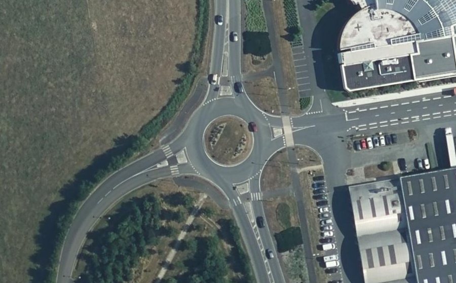 Vue aérienne du Rond-point anonyme n°112979824