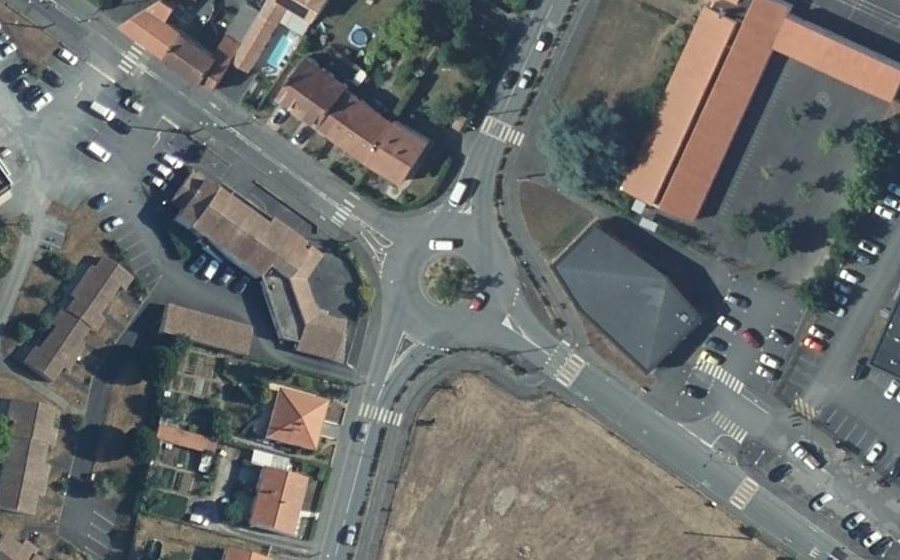 Vue aérienne du Rond-point anonyme n°112979978