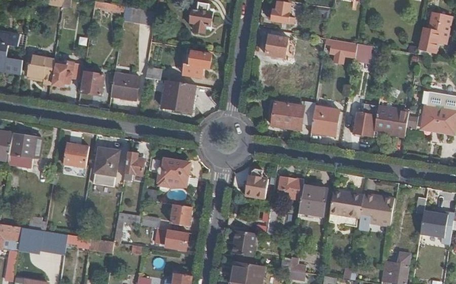 Vue aérienne du Rond-point anonyme n°112980032