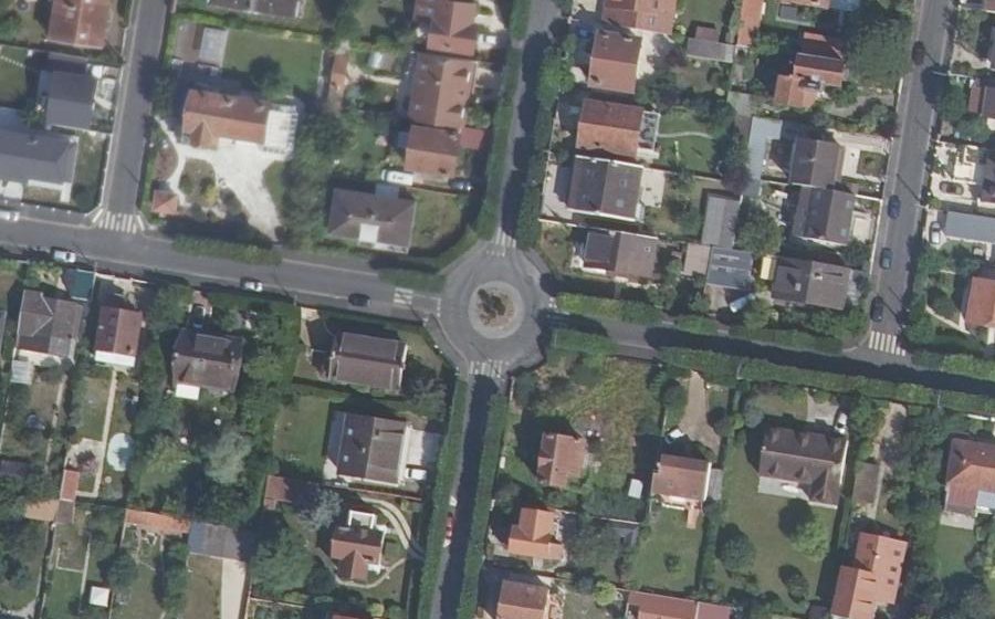 Vue aérienne du Rond-point anonyme n°112980043
