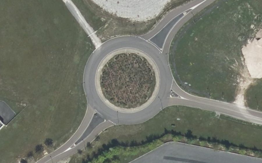 Vue aérienne du Rond-point anonyme n°112983964
