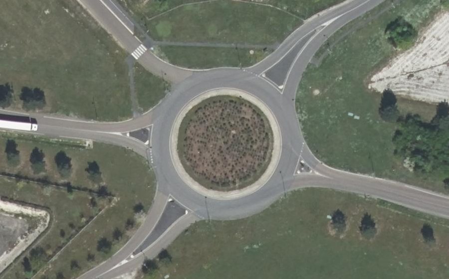 Vue aérienne du Rond-point anonyme n°112983970