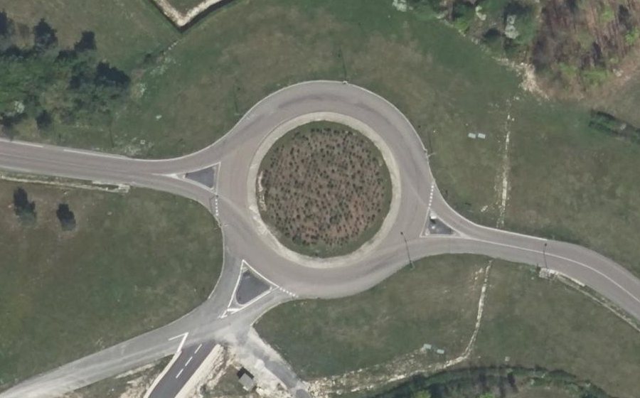 Vue aérienne du Rond-point anonyme n°112983978