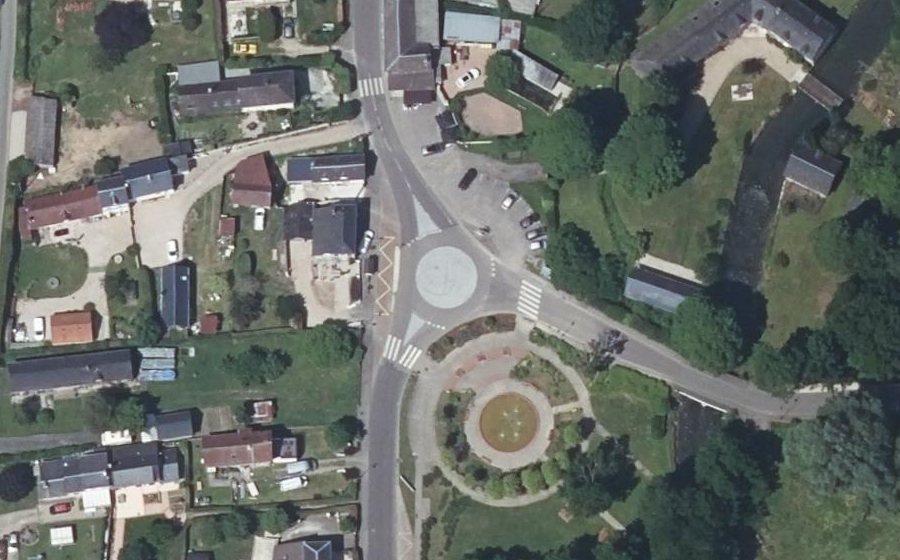 Vue aérienne du Rond-point anonyme n°1130557442