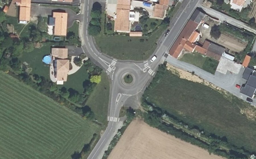Vue aérienne du Rond-point anonyme n°1130956343