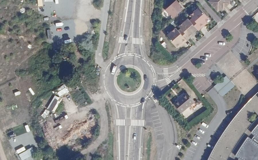 Vue aérienne du Rond-point anonyme n°1130962611