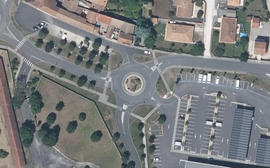 Vue aérienne du Rond-point anonyme n°113144728
