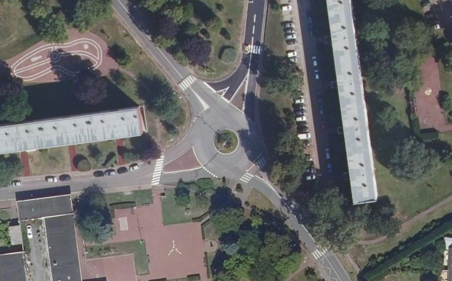 Vue aérienne du Rond-point anonyme n°113380486