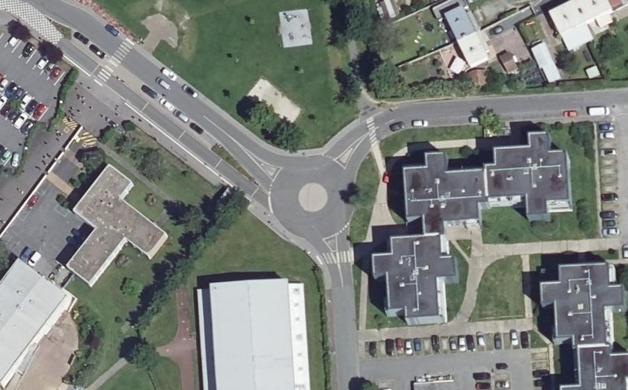 Vue aérienne du Rond-point anonyme n°1135065392