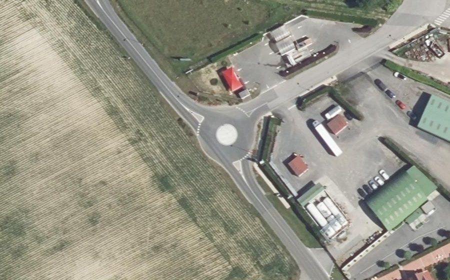 Vue aérienne du Rond-point anonyme n°1136277097