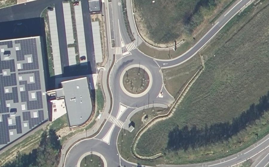 Vue aérienne du Rond-point anonyme n°1136468171