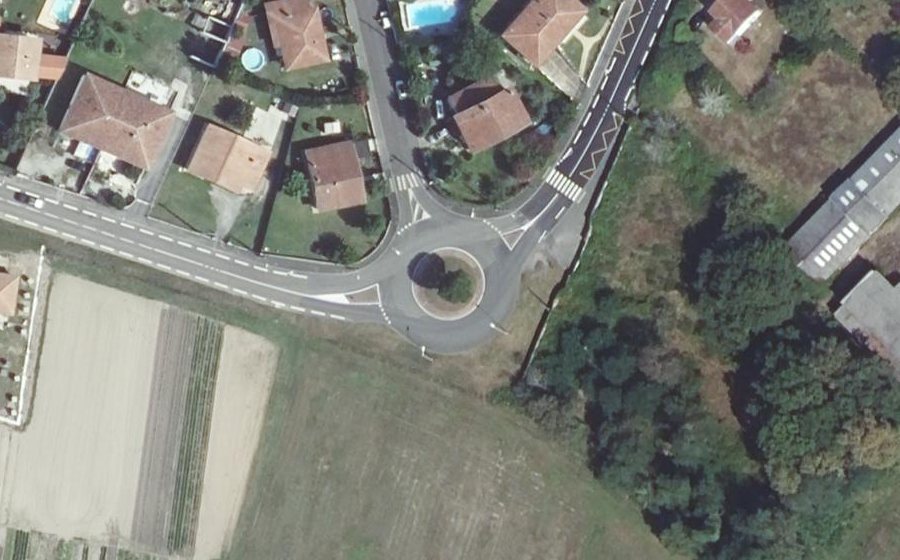 Vue aérienne du Rond-point anonyme n°113728849