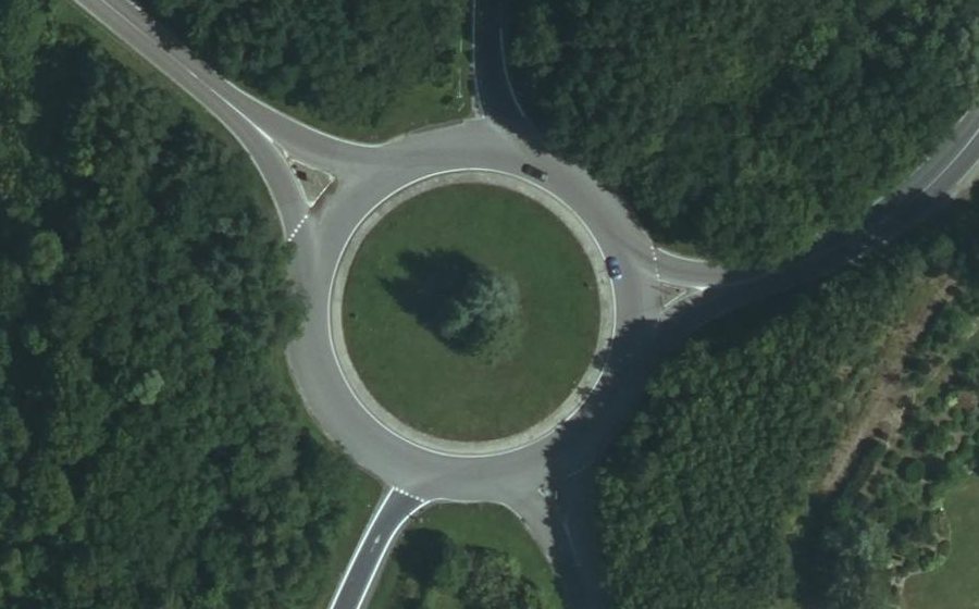 Vue aérienne du Rond-point anonyme n°113756940