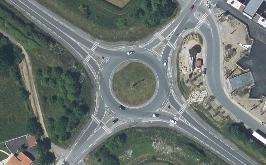Vue aérienne du Rond-point anonyme n°113825895