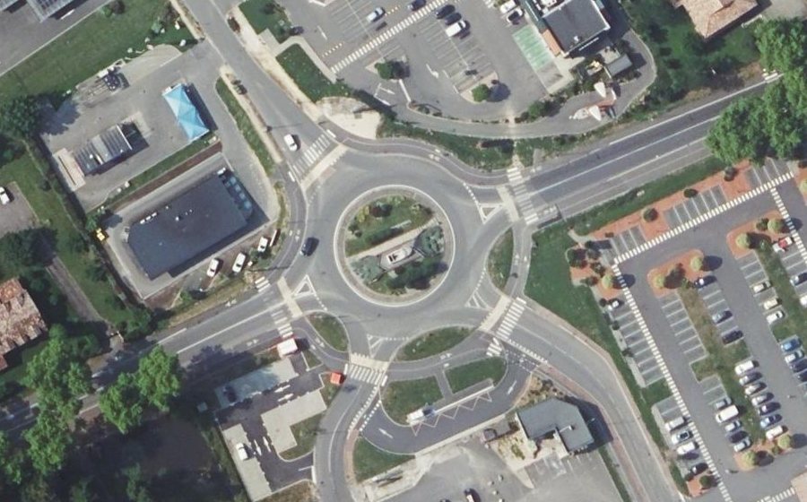 Vue aérienne du Rond-point anonyme n°113854537