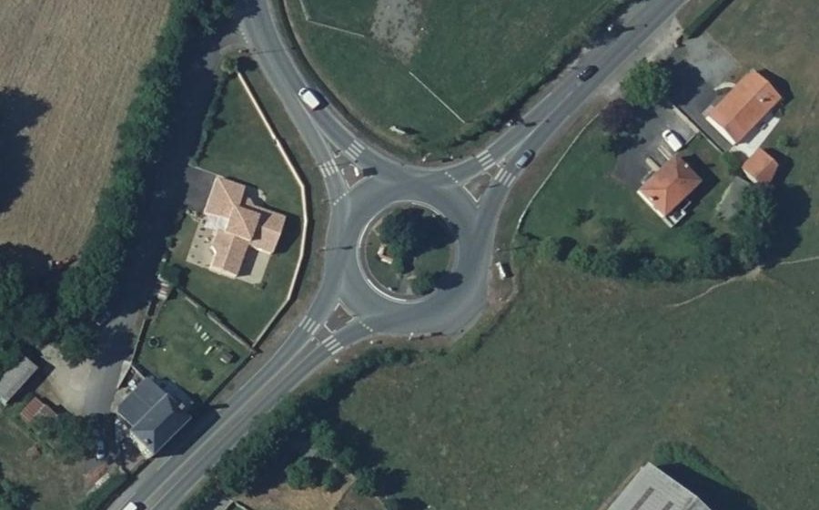 Vue aérienne du Rond-point anonyme n°113870384