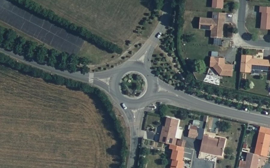 Vue aérienne du Rond-point anonyme n°113870426