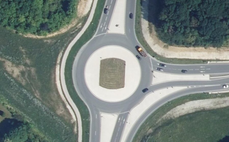 Vue aérienne du Rond-point anonyme n°1141361090