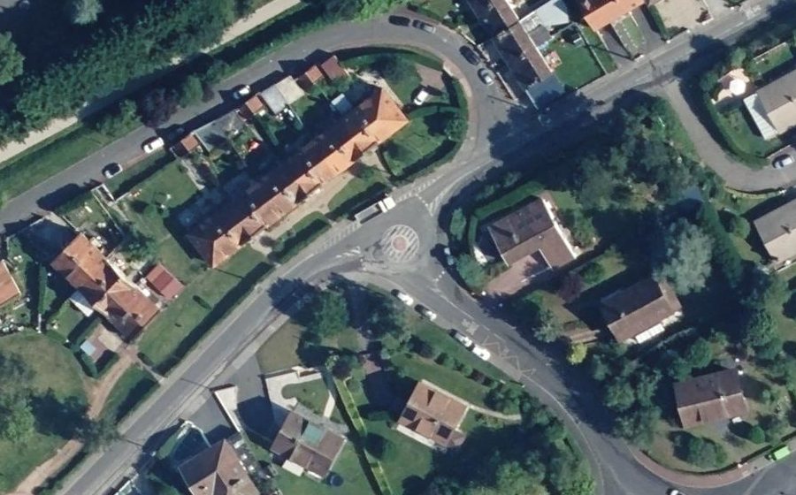 Vue aérienne du Rond-point anonyme n°1141912144
