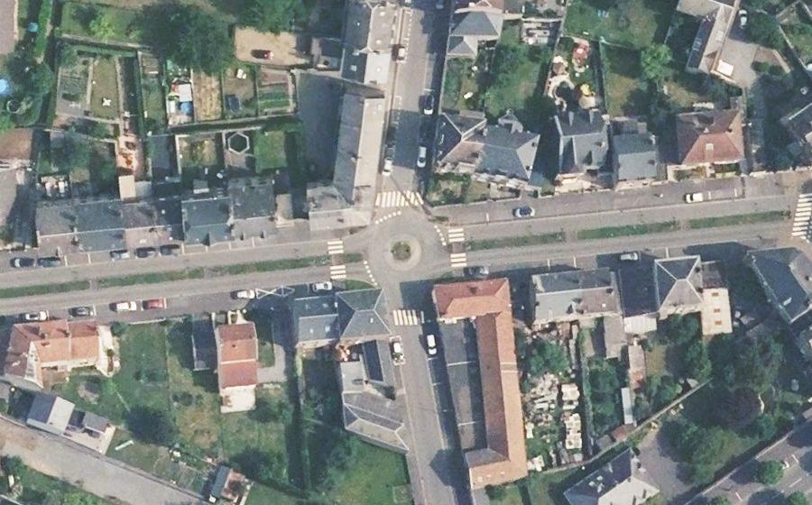 Vue aérienne du Rond-point anonyme n°114197438