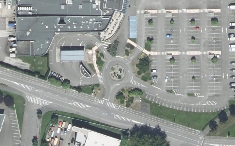 Vue aérienne du Rond-point anonyme n°114290538
