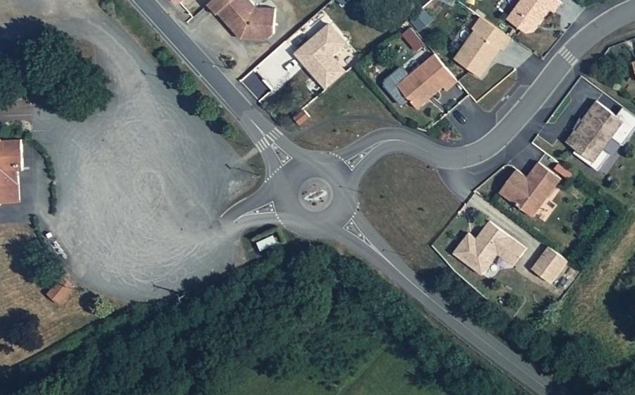 Vue aérienne du Rond-point anonyme n°114372312