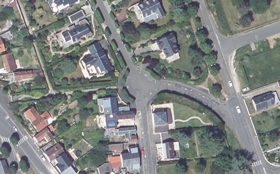 Vue aérienne du Rond-point anonyme n°114374368