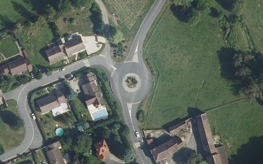 Vue aérienne du Rond-point anonyme n°114393350