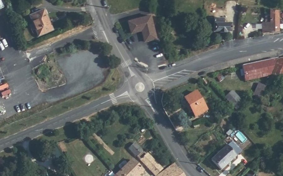 Vue aérienne du Rond-point anonyme n°114429335