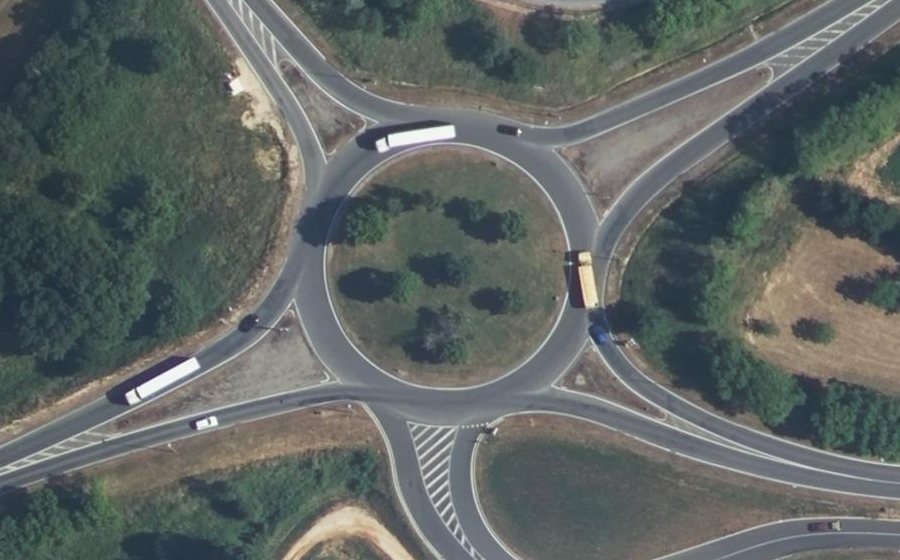 Vue aérienne du Rond-point anonyme n°114429341