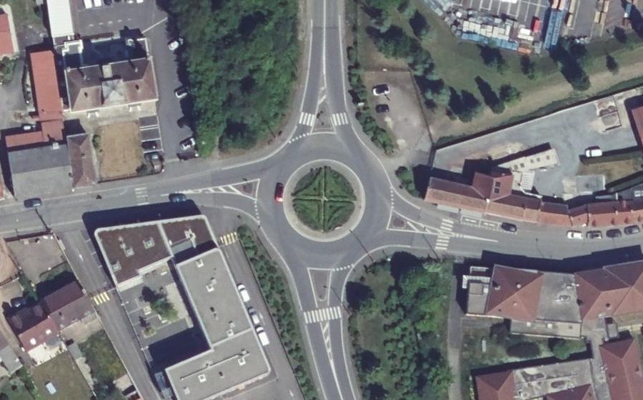 Vue aérienne du Rond-point anonyme n°114439748