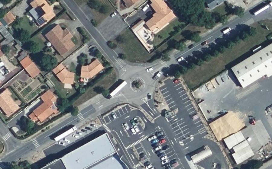 Vue aérienne du Rond-point anonyme n°114454611