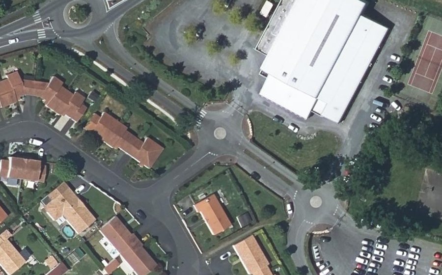 Vue aérienne du Rond-point anonyme n°114541732