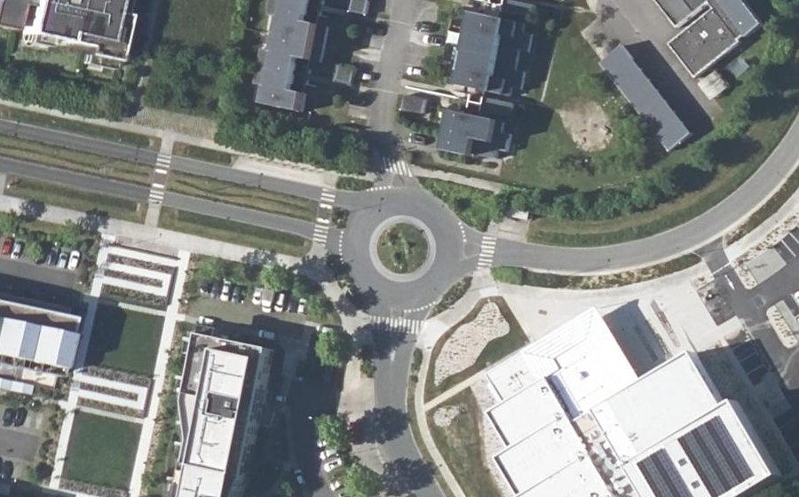 Vue aérienne du Rond-point anonyme n°114649597
