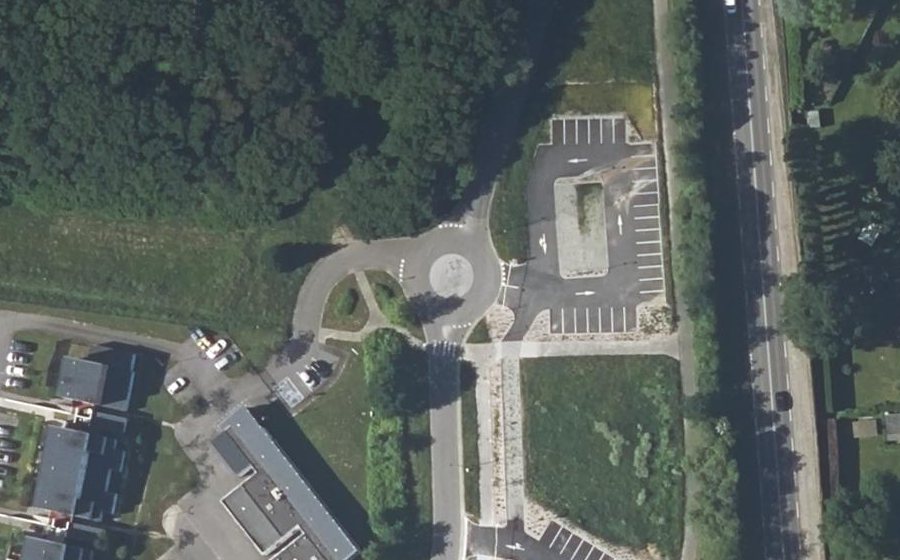 Vue aérienne du Rond-point anonyme n°114649599