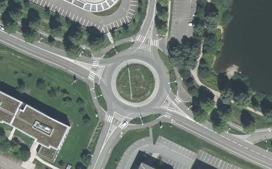 Vue aérienne du Rond-point anonyme n°114654184