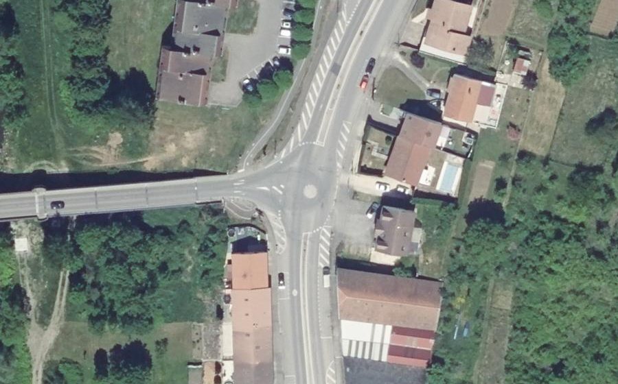 Vue aérienne du Rond-point anonyme n°1147936972