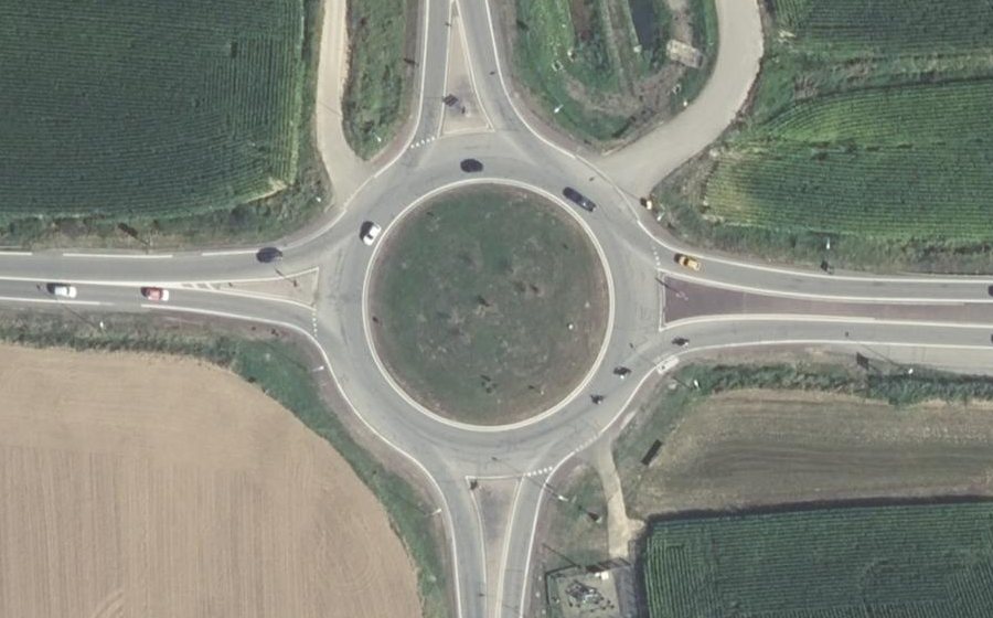 Vue aérienne du Rond-point anonyme n°114813946
