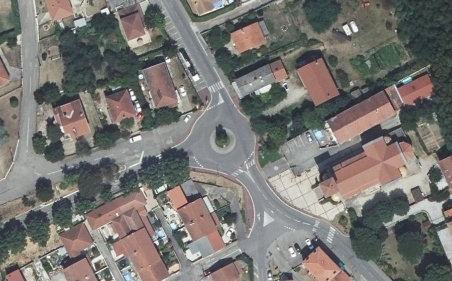 Vue aérienne du Rond-point anonyme n°114866586