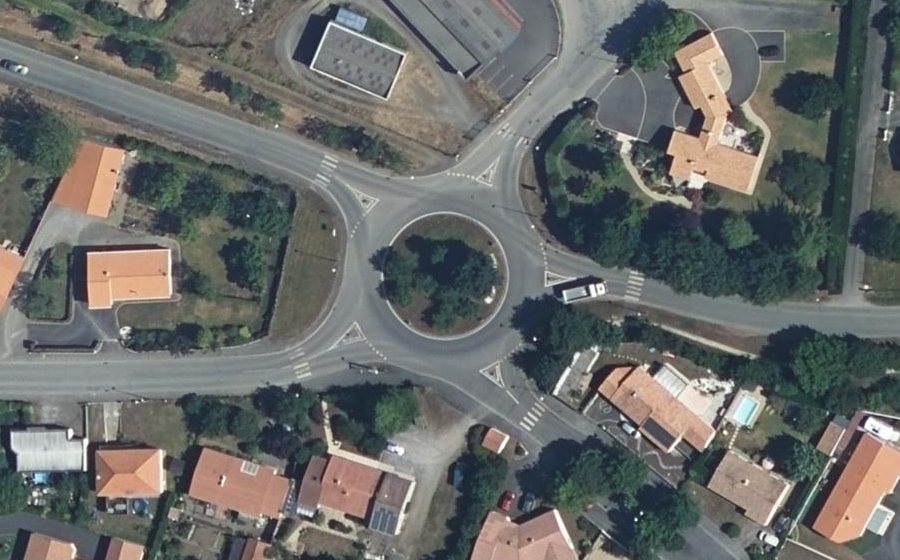 Vue aérienne du Rond-point anonyme n°114873816