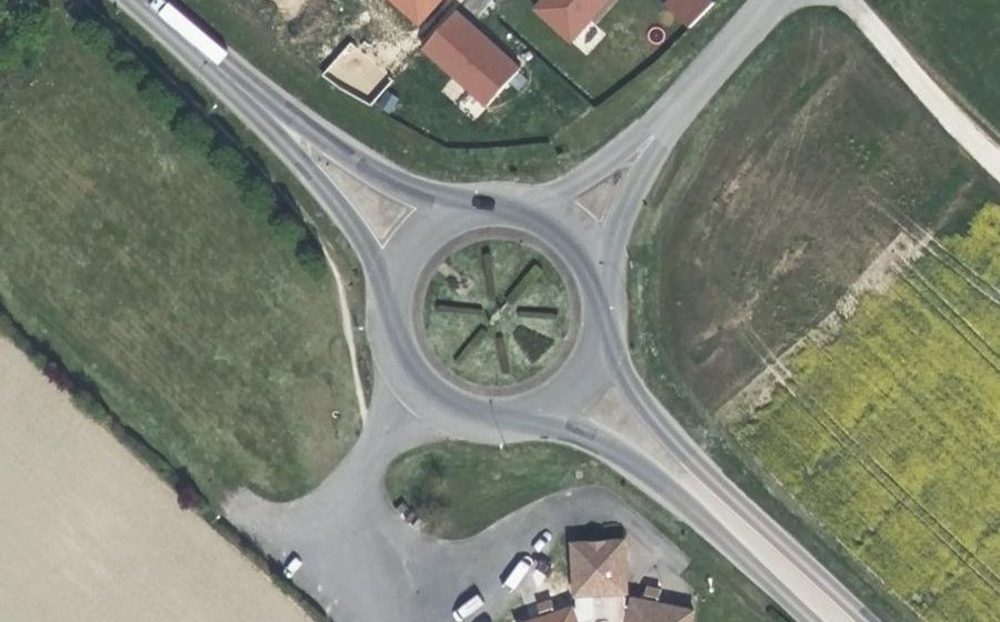 Vue aérienne du Rond-point anonyme n°114919642